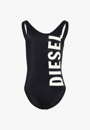 Bañador negro de una pieza con tirantes anchos y un gran logo vertical blanco "DIESEL" en el lado derecho.
