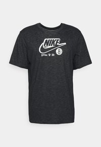 Camiseta corta de manga en gris oscuro de Nike con el logo blanco de Nike, el emblema del equipo de baloncesto NBA Brooklyn Nets y texto relacionado en el pecho.