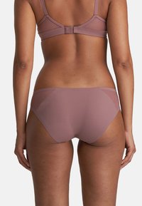 Mutande seamless di un leggero malva con una texture liscia, caratterizzate da accenti in rete e una cintura che si adagia comodamente sui fianchi.