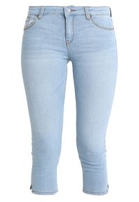 Jeans capri en denim bleu clair avec une coupe ajustée, taille mi-haute, poches avant et ourlets retroussés. Finition avec un bouton classique et une fermeture éclair.