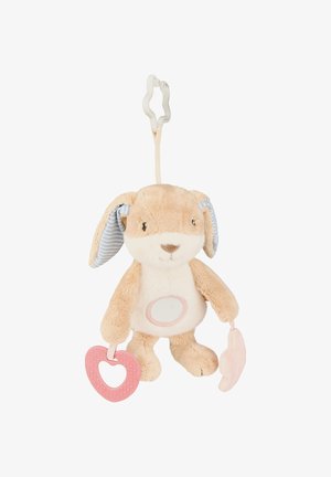 Peluche di coniglio con pelo beige e orecchie a strisce blu, che tiene un anello di dentizione a forma di cuore rosa e un accessorio a forma di fiore di un rosa chiaro.