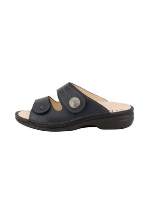 Sandalo nero aperto sulle dita, slip-on con due cinturini regolabili, bottone decorativo argentato e suola imbottita per comfort e supporto.