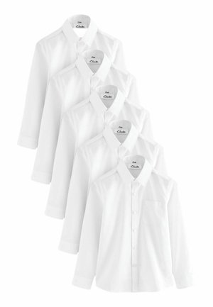 Valkoiset pitkähihaiset paidat pinossa, joissa on nappikaulus ja yksi rintatasku, hienostuneella, tekstuurilla varustetulla kankaalla.