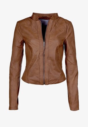 Chaqueta de imitación de cuero marrón con cierre de cremallera, corte ajustado, cuello alzado y mangas largas. Presenta detalles de costura a lo largo de las costuras.