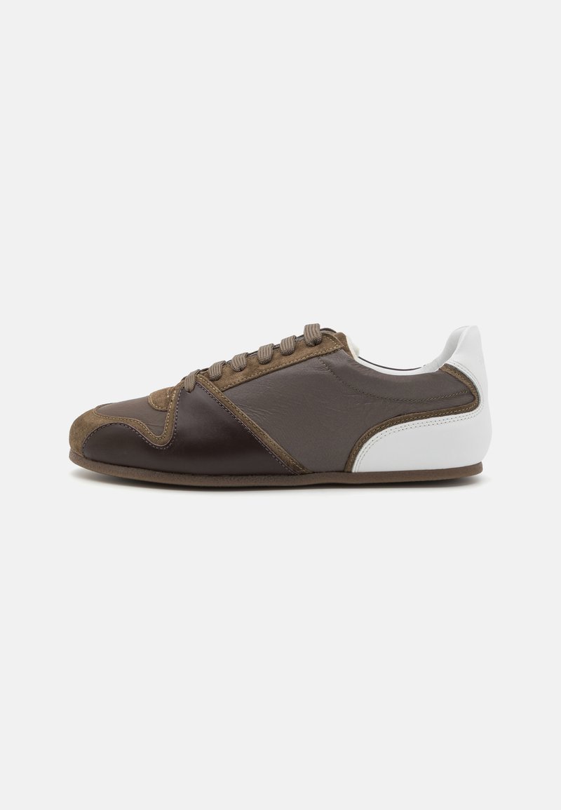Baskets en cuir et daim marron avec des accents gris, talon blanc et lacets marron. Présentent un orteil arrondi et une semelle texturée.