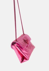 Różowa metaliczna torebka z plecionym paskiem, z koralikową klapą, geometryczną fakturą i akcentem w kształcie oka z przodu.