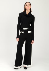 INFLUENCER COWL-NECK - Strickpullover - black