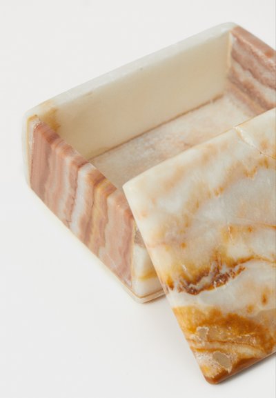 Marmorbox mit einem glatten, rechteckigen Design, das abwechselnd cremig weiße und warm orange-braune Streifen zeigt, mit natürlicher Maserung.