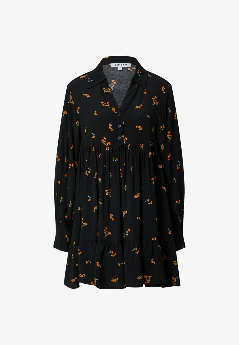 Robe chemise noire à manches longues avec col boutonné, ornée d'un motif floral orange et d'un ourlet à volants. Fabriquée en tissu léger.