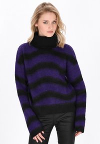 Maglione a righe viola e nere con collo alto, realizzato in materiale morbido. Caratterizzato da maniche lunghe e larghe e una vestibilità rilassata.