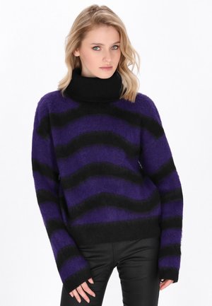Pulover cu dungi violet şi negre, cu guler înalt, realizat dintr-un material moale. Are mâneci lungi, ample şi o croială lejeră.