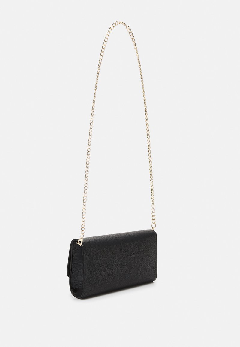 Sac à main noir en texturé, de forme rectangulaire slim, avec une chaîne en or et un design à rabat.