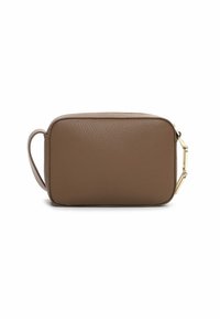 Klein rechthoekig polstasje van taupekleurig textuurleer met gouden sluiting en korte band op een effen witte achtergrond.