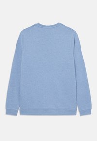 Világoskék pulóver hosszú ujjal, kerek nyakkal, bordás mandzsettával és aljjal. Puha, textúrájú anyagból készült, minta vagy grafika nélkül.