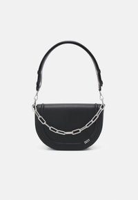 Sac à main en cuir noir avec une forme courbée, présentant un accent en chaîne argentée. La poignée est en cuir noir et ornée de clous en métal. Marque DKNY visible.