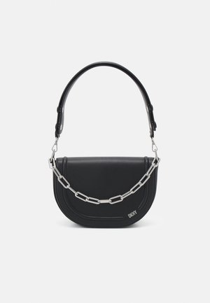 Sac à main en cuir noir avec une forme courbée, présentant un accent en chaîne argentée. La poignée est en cuir noir et ornée de clous en métal. Marque DKNY visible.
