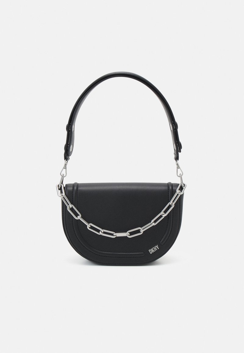 Sac à main en cuir noir avec une forme courbée, présentant un accent en chaîne argentée. La poignée est en cuir noir et ornée de clous en métal. Marque DKNY visible.