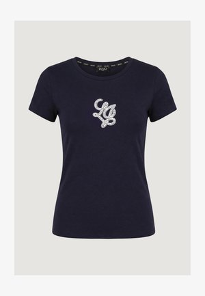 Granatowy t-shirt z krótkim rękawem, okrągłym dekoltem i białym logo w formie pisma odręcznego na środku klatki piersiowej.