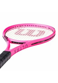 Roze tennisracket met een gestructureerde grip, een ronde kop en een witte snaarbed, met de merknaam "ULTRA" in het zwart.