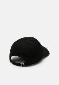 Căciulă de baseball neagră, din bumbac. Dispune de o vizieră curbată, curea ajustabilă cu accesorii metalice și un buton pe partea de sus.