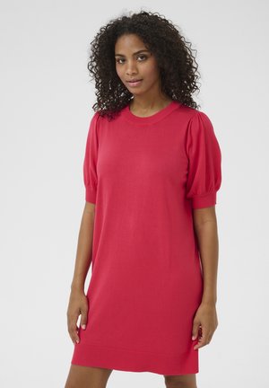 Abito rosso lavorato a maglia con maniche corte a sbuffo, scollatura rotonda e orlo a costine. Texture liscia, lunghezza sopra il ginocchio, silhouette aderente.