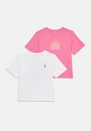 Kaks lühikese varrukaga T-särki; üks valge sinise graafilise detailiga, teine roosa, millel on kollases ja valges kirjas "Sunshine Paradise".