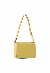 Borsa a spalla in pelle gialla con forma rettangolare, piping nero e dettaglio della catena in metallo dorato sulla tracolla.