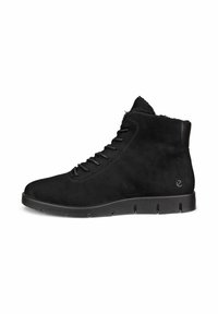 Svarta mockaboots till anklarna med snörstängning, mjukt foder, texturerad yta och en gummisula med horisontella skåror för bättre grepp.