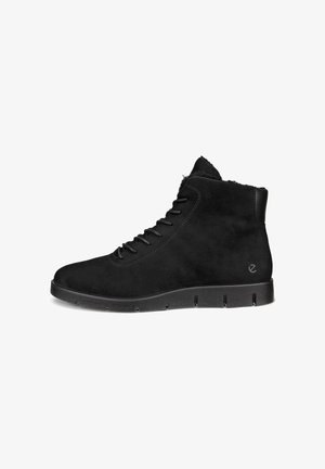 Bottines en suède noir avec fermeture à lacets, doublure douce, surface texturée et semelle en caoutchouc dotée de rainures horizontales pour une meilleure adhérence.