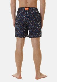 Pantaloni da bagno blu navy con un vivace motivo floreale, cintura elastica e tasca posteriore. Tessuto leggero con una texture liscia.