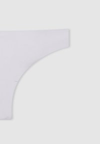 Tanga bianco in lingerie realizzato in un tessuto morbido e leggero; presenta un design a vita bassa e una copertura minimale con linee pulite e senza decorazioni.