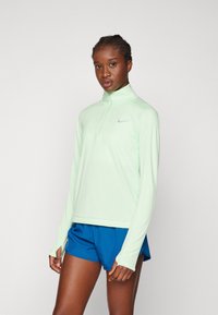 Nike Performance DRI-FIT PACER - Hosszú ujjú felső - vapor green/reflective silver