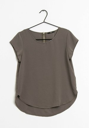 Szary top z krótkim rękawem, okrągłym dekoltem i wyprofilowanym dołem, z dodatkiem zamka błyskawicznego z tyłu. Wykonany z lekkiego, lekko teksturowanego materiału.