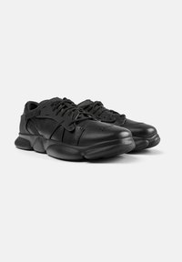 Schwarze Sneakers aus Leder mit strukturierten Oberflächen, abgerundeten Zehen und gepolsterten Sohlen. Verfügt über Schnürsenkel und ein markantes Design für Komfort.