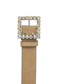 Cinturón de ante sintético beige con una hebilla metálica cuadrada adornada con strass. Textura suave, acentos pulidos y múltiples cristales decorativos.