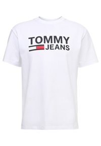 Biała bawełniana koszulka z wyraźnym czarnym napisem "TOMMY" i "JEANS" oraz czerwono-niebieskim poziomym paskiem poniżej napisu. Krótkie rękawy.