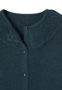 Dunkeltürkise Strickjacke mit strukturiertem Muster, rundem Kragen und blauen Knöpfen. Weiches Material mit sichtbaren Nähdetails.