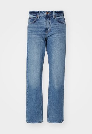 Jean droit bleu clair en denim. Il dispose de cinq poches, d'une fermeture à bouton classique et d'un léger délavage sur l'ensemble du tissu.