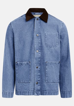 Veste en jean bleue avec col en velours côtelé marron foncé, trois boutons-pression à l'avant et trois poches appliquées carrées.