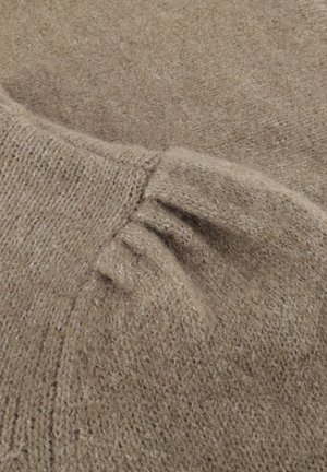 Hellbrauner Strickpullover aus einem weichen Material, mit gerafften Details an der Schulter und einem gerippten Halsausschnitt.
