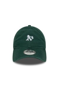 Zaļa kokvilnas cepure ar baltu izšūtu "A's" logo. Iezīmēta ar izliekto vizieri un regulējamu siksniņu, nosaukta par "9TWENTY Adjustable."