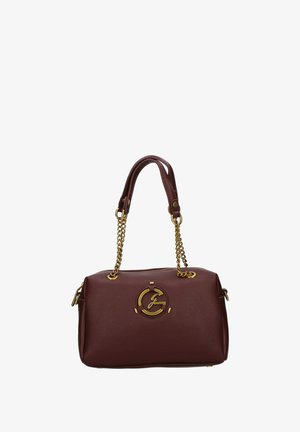 Borsa in similpelle di borgogna con manici a catena dorata, dotata di un logo decorativo sul davanti e una forma rettangolare strutturata.