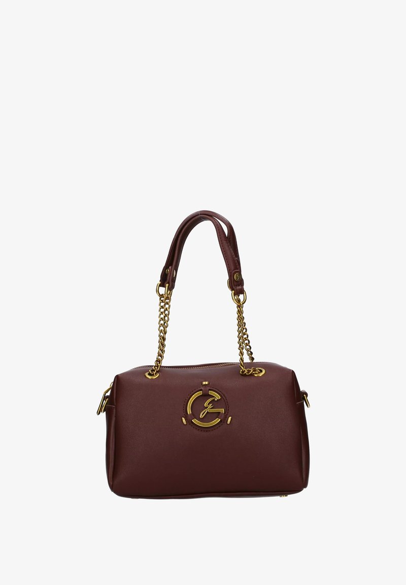 Borsa in similpelle di borgogna con manici a catena dorata, dotata di un logo decorativo sul davanti e una forma rettangolare strutturata.
