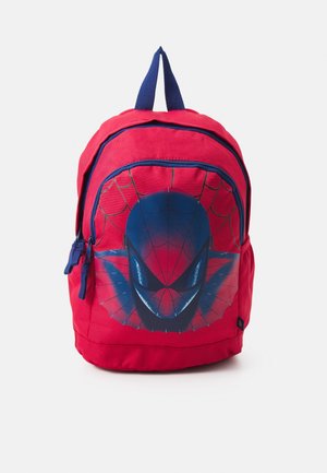 Sac à dos rouge avec des zippers et une poignée bleus, présentant un grand visage stylisé de Spider-Man en bleu et rouge et un design de toile sur la poche avant.