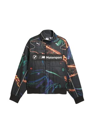 Schwarze gesteppte Jacke mit bunten abstrakten Mustern, ausgestattet mit einem hohen Kragen und gerippten Bündchen. Logos: BMW Motorsport und Puma.