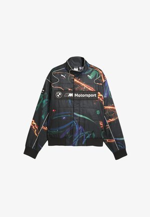 Zwarte gewatteerde jas met kleurrijke abstracte patronen, voorzien van een hoge kraag en ribgebreide mouwen. Logo's: BMW Motorsport en Puma.