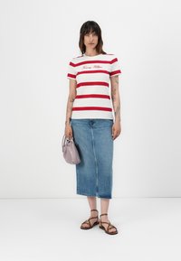 Tommy Hilfiger SCRIPT - Print T-shirt - iovry /med red