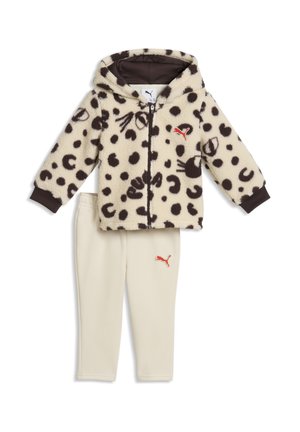 Kinder-Zweiteiler mit cremefarbiger Fleecejacke mit schwarzem Tierprint und passenden cremefarbenen Hosen, beide mit roten Puma-Logos.
