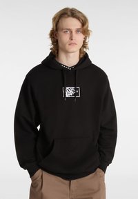 Felpa nera con cappuccio e tasca a marsupio frontale, con il logo Vans ricamato in bianco sul petto e polsini e orlo a costine.