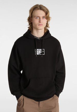 Zwarte hoodie met een vooraanstaande kangoeroezak, voorzien van een witte geborduurde Vans-logo op de borst en ribgebreide mouwen en zoom.